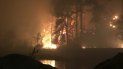Esta fotografía fue tomada por Don Myron que se refugió de un incendio forestal mortífero sobre una roca mientras se protegía con una silla de plástico a la mitad del río Little North Santiam tras huir de su casa en Lyons, Oregon, el lunes 7 de septiembre de 2020. Esta fotografía fue tomada por Don Myron que se refugió de un incendio forestal mortífero sobre una roca mientras se protegía con una silla de plástico a la mitad del río Little North Santiam tras huir de su casa en Lyons, Oregon, el lunes 7 de septiembre de 2020.