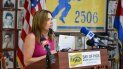 Mercedes Schlapp, asesora nacional de la campaña de Donald Trump, muestra la carta de apoyo recibida de la Brigada 2506. Mercedes Schlapp, asesora nacional de la campaña de Donald Trump, muestra la carta de apoyo recibida de la Brigada 2506.
