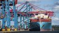 Un barco mercante descarga sus contenedores. Un barco mercante descarga sus contenedores.