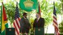 El secretario de Estado de Estados Unidos, Mike Pompeo (derecha), habla con el presidente de Guyana, Mohamed Irfaan Ali, durante una conferencia de prensa conjunta en Georgetown el 18 de septiembre de 2020. El secretario de Estado de Estados Unidos, Mike Pompeo, utilizó su visita a Guyana en Sudamérica el viernes para aumentar la presión sobre el dictador Nicolás Maduro dejará el poder en la vecina Venezuela. El secretario de Estado de Estados Unidos, Mike Pompeo (derecha), habla con el presidente de Guyana, Mohamed Irfaan Ali, durante una conferencia de prensa conjunta en Georgetown el 18 de septiembre de 2020. El secretario de Estado de Estados Unidos, Mike Pompeo, utilizó su visita a Guyana en Sudamérica el viernes para aumentar la presión sobre el dictador Nicolás Maduro dejará el poder en la vecina Venezuela.