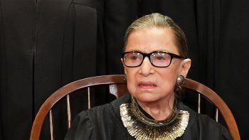 En esta foto de archivo tomada el 30 de noviembre de 2018, la jueza Ruth Bader Ginsburg posa para la foto oficial en la Corte Suprema en Washington, DC. En esta foto de archivo tomada el 30 de noviembre de 2018, la jueza Ruth Bader Ginsburg posa para la foto oficial en la Corte Suprema en Washington, DC.