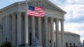 La bandera de EE. UU. ondea a media asta fuera de la Corte Suprema en memoria de la jueza Ruth Bader Ginsburg, en Washington, DC, el 19 de septiembre de 2020. La bandera de EE. UU. ondea a media asta fuera de la Corte Suprema en memoria de la jueza Ruth Bader Ginsburg, en Washington, DC, el 19 de septiembre de 2020.