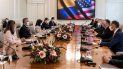 Foto publicada por la Presidencia colombiana que muestra al presidente colombiano Iván Duque (2 de la izquierda) y el secretario de Estado de los Estados Unidos, Mike Pompeo (2 de la derecha), reunidos con sus respectivas delegaciones en el Palacio Presidencial de Nariño en Bogotá el 19 de septiembre de 2020, en medio de Pandemia del nuevo coronavirus COVID-19. Foto publicada por la Presidencia colombiana que muestra al presidente colombiano Iván Duque (2 de la izquierda) y el secretario de Estado de los Estados Unidos, Mike Pompeo (2 de la derecha), reunidos con sus respectivas delegaciones en el Palacio Presidencial de Nariño en Bogotá el 19 de septiembre de 2020, en medio de Pandemia del nuevo coronavirus COVID-19.