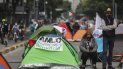 Manifestantes que exigen la renuncia del presidente mexicano Andrés Manuel López Obrador, comúnmente conocido por sus iniciales AMLO, acampan en la avenida Juárez de la Ciudad de México. Manifestantes que exigen la renuncia del presidente mexicano Andrés Manuel López Obrador, comúnmente conocido por sus iniciales AMLO, acampan en la avenida Juárez de la Ciudad de México.
