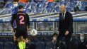 El técnico del Real Madrid Zinedine Zidane devuelve el balón a Dani Carvajal durante el partido contra la Real Sociedad por la Liga de España, el domingo 20 de septiembre de 2020, en San Sebastián El técnico del Real Madrid Zinedine Zidane devuelve el balón a Dani Carvajal durante el partido contra la Real Sociedad por la Liga de España, el domingo 20 de septiembre de 2020, en San Sebastián