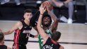 Kelly Olynyk (izquierda) y Duncan Robinson del Heat de Miami defienden mientras el base de los Celtics de Boston Marcus Smart trata de hacer un tiro durante la segunda mitad del juego de la NBA, el sábado 19 de septiembre de 2020, en Lake Buena Vista, Florida Kelly Olynyk (izquierda) y Duncan Robinson del Heat de Miami defienden mientras el base de los Celtics de Boston Marcus Smart trata de hacer un tiro durante la segunda mitad del juego de la NBA, el sábado 19 de septiembre de 2020, en Lake Buena Vista, Florida