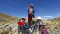 En esta foto de archivo tomada el 24 de julio de 2020, varios niños acompañados por su madre Raymunda Charca, en la cima de un cerro donde pueden captar la señal en su teléfonos móviles para recibir clases virtuales durante la pandemia del nuevo coronavirus COVID-19, cerca de su casa en la remota comunidad serrana de Conaviri, distrito de Manazo, en los Andes peruanos. En esta foto de archivo tomada el 24 de julio de 2020, varios niños acompañados por su madre Raymunda Charca, en la cima de un cerro donde pueden captar la señal en su teléfonos móviles para recibir clases virtuales durante la pandemia del nuevo coronavirus COVID-19, cerca de su casa en la remota comunidad serrana de Conaviri, distrito de Manazo, en los Andes peruanos.