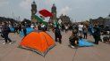 Manifestantes que exigen la renuncia del presidente Andrés Manuel López Obrador, ingresan a la principal plaza de la Ciudad de México, el miércoles 23 de septiembre de 2020. Manifestantes que exigen la renuncia del presidente Andrés Manuel López Obrador, ingresan a la principal plaza de la Ciudad de México, el miércoles 23 de septiembre de 2020.