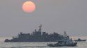 En esta imagen de archivo, tomada el 22 de diciembre de 2010, un barco del gobierno navega junto a una base naval flotante surcoreana al amanecer, cerca de la isla de Yeonpyeong, en Corea del Sur. En esta imagen de archivo, tomada el 22 de diciembre de 2010, un barco del gobierno navega junto a una base naval flotante surcoreana al amanecer, cerca de la isla de Yeonpyeong, en Corea del Sur.