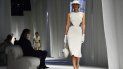 Una modelo luce una de las creaciones de la firma Fendi en a pasarela de la Semana de la Moda de Milán. Una modelo luce una de las creaciones de la firma Fendi en a pasarela de la Semana de la Moda de Milán.