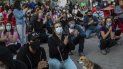 Residentes de zonas con medidas de movilidad restringida en Madrid a causa de la pandemia de coronavirus se reúnen durante una protesta para exigir más recursos para el sistema de salud pública en Vallecas, Madrid, el jueves 24 de septiembre de 2020. Residentes de zonas con medidas de movilidad restringida en Madrid a causa de la pandemia de coronavirus se reúnen durante una protesta para exigir más recursos para el sistema de salud pública en Vallecas, Madrid, el jueves 24 de septiembre de 2020.