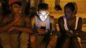 Un grupo de jóvenes trata de conectar a Internet. Un grupo de jóvenes trata de conectar a Internet.