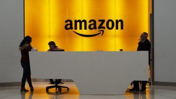 Varias personas en la entrada de la sede de Amazon en Nueva York. Varias personas en la entrada de la sede de Amazon en Nueva York.
