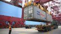 Un empleado trabaja en uno de los puertos de embarque en China. Un empleado trabaja en uno de los puertos de embarque en China.