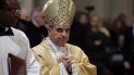 En esta foto del 9 de febrero del 2017, el cardenal Giovanni Angelo Becciu preside una liturgia eucarística en Roma. El poderoso jefe de la oficina de canonizaciones del Vaticano renunció el jueves, 24 de septiembre del 2020, al cargo y a sus derechos como cardenal, en medio de un escándalo financiero que al parecer le implica indirectamente. En esta foto del 9 de febrero del 2017, el cardenal Giovanni Angelo Becciu preside una liturgia eucarística en Roma. El poderoso jefe de la oficina de canonizaciones del Vaticano renunció el jueves, 24 de septiembre del 2020, al cargo y a sus derechos como cardenal, en medio de un escándalo financiero que al parecer le implica indirectamente.