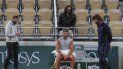 El español Rafael Nadal, centro, su entrenador Francisco Roig, derecha, y parte de su equipo con cubrebocas se reúne durante una pausa en una práctica en el estadio Roland Garros en París, el viernes 25 de septiembre de 2020 El español Rafael Nadal, centro, su entrenador Francisco Roig, derecha, y parte de su equipo con cubrebocas se reúne durante una pausa en una práctica en el estadio Roland Garros en París, el viernes 25 de septiembre de 2020