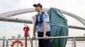 Esta foto tomada el 21 de septiembre de 2020 se muestra al oficial de policía Jiang Haiqi patrullando en el río Huangpu en Shanghai. Esta foto tomada el 21 de septiembre de 2020 se muestra al oficial de policía Jiang Haiqi patrullando en el río Huangpu en Shanghai.