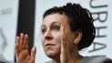 En esta foto del 11 de octubre de 2019, la escritora polaca laureada con el premio Nobel, Olga Tokarczuk, durante una conferencia de prensa en Duesseldorf, Alemania. Tokarczuk rechazó el viernes 25 de septiembre del 2020 una ciudadanía honoraria de la región de Polonia donde vive porque tendría que compartir el honor con un obispo católico que ha hecho declaraciones hostiles contra la comunidad LGBT. En esta foto del 11 de octubre de 2019, la escritora polaca laureada con el premio Nobel, Olga Tokarczuk, durante una conferencia de prensa en Duesseldorf, Alemania. Tokarczuk rechazó el viernes 25 de septiembre del 2020 una ciudadanía honoraria de la región de Polonia donde vive porque tendría que compartir el honor con un obispo católico que ha hecho declaraciones hostiles contra la comunidad LGBT.