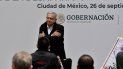 Un familiar de uno de los 43 estudiantes de la escuela de formación docente de Ayotzinapa que desaparecieron el 26 de septiembre de 2014, levanta el puño durante una reunión con el presidente de México, Andrés Manuel López Obrador, en el Palacio Nacional de la Ciudad de México el 26 de septiembre de 2020. el sexto aniversario de su desaparición. Los estudiantes habían requisado cinco autobuses para viajar a una protesta la noche del 26 de septiembre de 2014, pero fueron detenidos por la policía municipal en la ciudad de Iguala, Guerrero. Los fiscales inicialmente dijeron que los agentes entregaron a los 43 maestros en formación a sicarios del cártel de la droga, quienes los mataron, incineraron sus cuerpos y arrojaron los restos a un río. Sin embargo, expertos independientes de la Comisión Interamericana de Derechos Humanos han rechazado la conclusión del gobierno y el caso sin resolver sigue siendo una mancha en la reputación de México. Un familiar de uno de los 43 estudiantes de la escuela de formación docente de Ayotzinapa que desaparecieron el 26 de septiembre de 2014, levanta el puño durante una reunión con el presidente de México, Andrés Manuel López Obrador, en el Palacio Nacional de la Ciudad de México el 26 de septiembre de 2020. el sexto aniversario de su desaparición. Los estudiantes habían requisado cinco autobuses para viajar a una protesta la noche del 26 de septiembre de 2014, pero fueron detenidos por la policía municipal en la ciudad de Iguala, Guerrero. Los fiscales inicialmente dijeron que los agentes entregaron a los 43 maestros en formación a sicarios del cártel de la droga, quienes los mataron, incineraron sus cuerpos y arrojaron los restos a un río. Sin embargo, expertos independientes de la Comisión Interamericana de Derechos Humanos han rechazado la conclusión del gobierno y el caso sin resolver sigue siendo una mancha en la reputación de México.