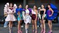 Exalumnas del Instituto de Moda Marangoni, la diseñadora Nora Bourelly (R) posa con amigos con sus creaciones en una calle fuera del desfile de mujeres y hombres Primavera / Verano 2021 de Valentino, durante la Semana de la Moda de Milán el 27 de septiembre de 2020 en Milán, durante el COVID -19 pandemia provocada por el nuevo coronavirus. Exalumnas del Instituto de Moda Marangoni, la diseñadora Nora Bourelly (R) posa con amigos con sus creaciones en una calle fuera del desfile de mujeres y hombres Primavera / Verano 2021 de Valentino, durante la Semana de la Moda de Milán el 27 de septiembre de 2020 en Milán, durante el COVID -19 pandemia provocada por el nuevo coronavirus.