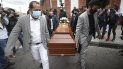 Familiares de Javier Ordóñez, un estudiante de derecho que falleció bajo custodia policial, llevan su ataúd después de una misa fúnebre en Bogotá, Colombia, el miércoles 16 de septiembre de 2020. Familiares de Javier Ordóñez, un estudiante de derecho que falleció bajo custodia policial, llevan su ataúd después de una misa fúnebre en Bogotá, Colombia, el miércoles 16 de septiembre de 2020.