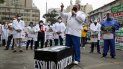 Trabajadores de la salud se paran alrededor de un ataúd simulado con la palabra corrupción y al nombre de la aseguradora nacional de salud de la entidad de seguridad social (ESSALUD) mientras protestan por la falta de equipo de protección para el personal que atiende a pacientes con COVID-19, frente a un hospital público en Lima, Perú, el martes 29 de septiembre de 2020. Trabajadores de la salud se paran alrededor de un ataúd simulado con la palabra corrupción y al nombre de la aseguradora nacional de salud de la entidad de seguridad social (ESSALUD) mientras protestan por la falta de equipo de protección para el personal que atiende a pacientes con COVID-19, frente a un hospital público en Lima, Perú, el martes 29 de septiembre de 2020.