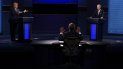 El moderador Chris Wallace de Fox News, al centro, hace un gesto durante el primer debate presidencial entre el mandatario Donald Trump, a la izquierda, y el candidato demócrata, el exvicepresidente Joe Biden, el martes 29 de septiembre de 2020, en Cleveland. El moderador Chris Wallace de Fox News, al centro, hace un gesto durante el primer debate presidencial entre el mandatario Donald Trump, a la izquierda, y el candidato demócrata, el exvicepresidente Joe Biden, el martes 29 de septiembre de 2020, en Cleveland.