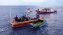 Dos embarcaciones de la Guardia Costera aparecen en la imagen junto a un bote en el que nueve cubanos intentaban llegar a las costas de EEUU. Dos embarcaciones de la Guardia Costera aparecen en la imagen junto a un bote en el que nueve cubanos intentaban llegar a las costas de EEUU.