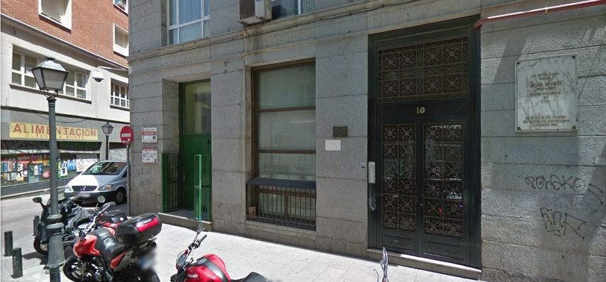 Tarja en el edificio donde vivió Martí en Madrid.