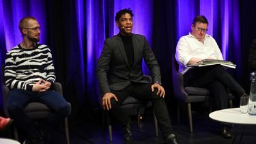 El coreógrafo sueco Pontus Lidberg, el director artístico cubano del Birmingham Royal Ballet, Carlos Acosta y el compositor y director musical Chris Austin, asisten a una vista previa para la prensa de Black Sabbath - the Ballet en el hipódromo de Birmingham, en el centro de Inglaterra, el 27 de abril de 2023.
