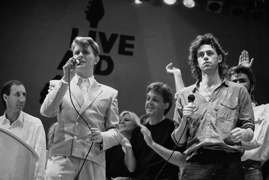 En esta foto del 13 de julio de 1985, David Bowie, al frente a la izquierda, y Bob Geldof, a la derecha, al finalizar el segmento en Londres del del concierto Live Aid, para ayudar a aliviar el hambre en &Aacute;frica, en el Wembley Stadium.