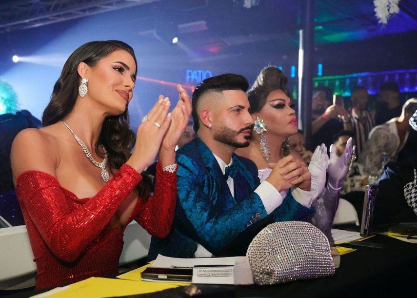 Marielena Ancheta, Miss Cuba 2024, junto a los otros miembros del jurado, el maquillista Eugenio Rodriguez e Imperio La Leyenda Transformista.