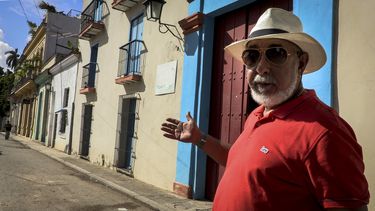 El escritor cubano Leonardo Padura habla durante su visita al barrio de San Isidro, en La Habana, el 8 de noviembre de 2022.