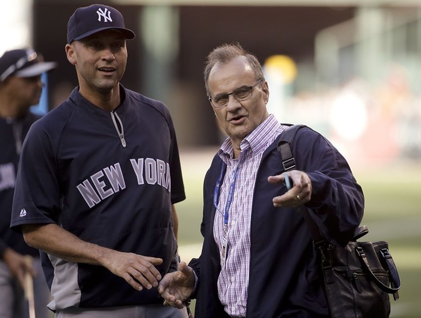 El ex manager de los Yankees, Joe Torre, derecha, conversa con el jugador Derek Jeter el lunes, 5 de mayo de 2014, en Anaheim, California. (AP)