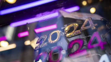 Gafas con la forma del año 2024, en un establecimiento antes de Nochevieja en Times Square, Nueva York, el 29 de diciembre de 2023.&nbsp;
