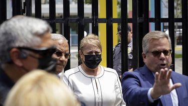 Wanda Vázquez, exgobernadora de Puerto Rico, al centro, sale de un tribunal después de ser liberada bajo fianza, el jueves 4 de agosto de 2022, en San Juan, Puerto Rico.   
