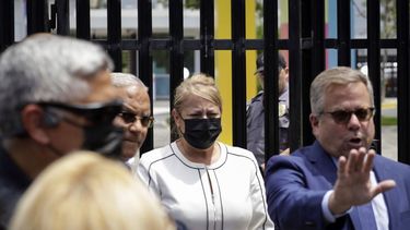 Wanda Vázquez, exgobernadora de Puerto Rico, al centro, sale de un tribunal después de ser liberada bajo fianza, el jueves 4 de agosto de 2022, en San Juan, Puerto Rico.&nbsp; &nbsp;