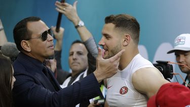El ex astro de la MLB Alex Rodriguez, izquierda, saluda al ala defensiva Nick Bosa de los 49ers de San Francisco antes del Super Bowl 54 de la NFL entre los 49ers y los Chiefs de Kansas City el 2 de febrero de 2020 en Miami Gardens, Florida.