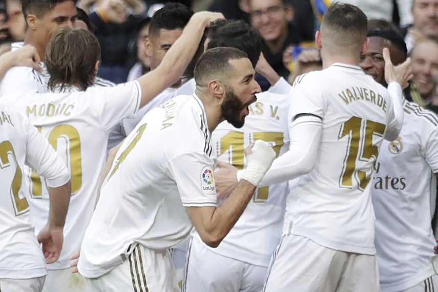 Karim Benzema (centro) del Real Madrid celebra tras anotar el gol del equipo durante el partido de La Liga espa&ntilde;ola contra el Atl&eacute;tico de Madrid, en el Estadio Santiago Bernab&eacute;u, el s&aacute;bado 1 de febrero de 2020.&nbsp;