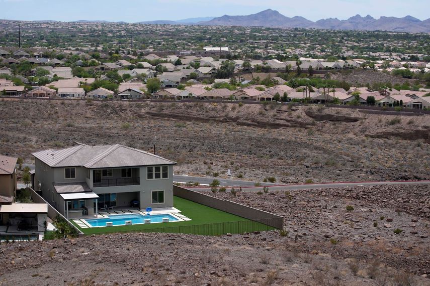 Una casa con piscina destaca en el desierto del valle de Las Vegas, el miércoles 20 de julio de 2022, en Henderson, Nevada.&nbsp;