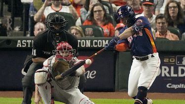 El venezolano José Altuve, de los Astros de Houston, batea un doble en el segundo juego de la Serie Mundial ante los Filis de Filadelfia, el sábado 29 de octubre de 2022&nbsp;