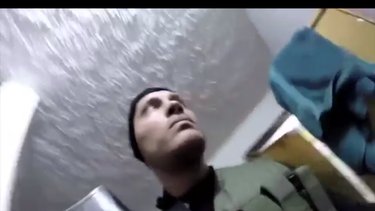 Oscar Pérez se quita el pasa montaña y muestra su rostro al final del video.&nbsp;
