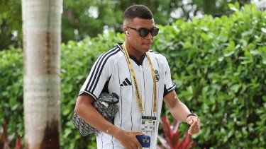 Kylian Mbappé, del Real Madrid CF, llega al estadio antes del partido de octavos de final de la Copa Mundial de Clubes de la FIFA 2025 ante la Juventus FC en el Hard Rock Stadium, el 1 de julio de 2025 en Miami Gardens, Florida.&nbsp;