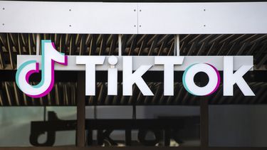 Logo de Tiktok en su edificio en Culver City, California.