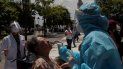 Un trabajador de salud realiza pruebas gratuitas de COVID-19 en una cabina móvil, en la plaza El Salvador del Mundo, en San Salvador, el 27 de julio de 2020. Un trabajador de salud realiza pruebas gratuitas de COVID-19 en una cabina móvil, en la plaza El Salvador del Mundo, en San Salvador, el 27 de julio de 2020.