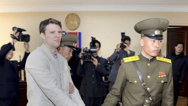 Fotografía de un archivo cedida por la Agencia Central Coreana de Noticias (KCNA) muestra a&nbsp;Otto&nbsp;Frederick&nbsp;Warmbier &nbsp;en su juicio celebrado por el Tribunal Supremo de la República Popular Democrática de Corea, en Pyongyang, Corea del Norte, el 16 de marzo de 2016. &nbsp;