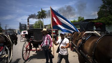 Fotografía del 14 de junio de 2019 de carruajes tirados por caballos utilizados para dar paseos a los turistas en Cuba, que permanecen inactivos ante la ausencia de visitantes foráneos.