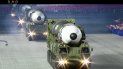Esta imagen tomada de un video emitido por la televisora norcoreana KRT muestra un desfile militar con lo que parece un posible misil nuevo de combustible sólido, en la plaza Kim Il Sung en Pyongyang, el sábado 10 de octubre de 2020. Esta imagen tomada de un video emitido por la televisora norcoreana KRT muestra un desfile militar con lo que parece un posible misil nuevo de combustible sólido, en la plaza Kim Il Sung en Pyongyang, el sábado 10 de octubre de 2020.