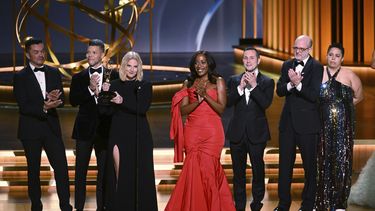 Sarah Kate Ellis acepta el Premio Emmy del Gobernador en la 75ª edición de los Premios Emmy el lunes 15 de enero de 2024 en el Peacock Theatre de Los Ángeles.