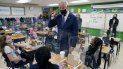 El presidente estadounidense Joe Biden habla con estudiantes durante una visita a la Escuela Primaria Yorktown, en Yorktown, Virginia, el 3 de mayo de 2021. El presidente estadounidense Joe Biden habla con estudiantes durante una visita a la Escuela Primaria Yorktown, en Yorktown, Virginia, el 3 de mayo de 2021.